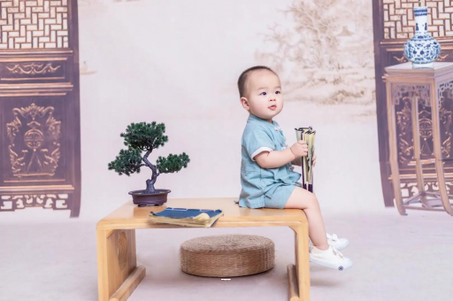 柳州宝宝边吃奶边挣扎烦躁